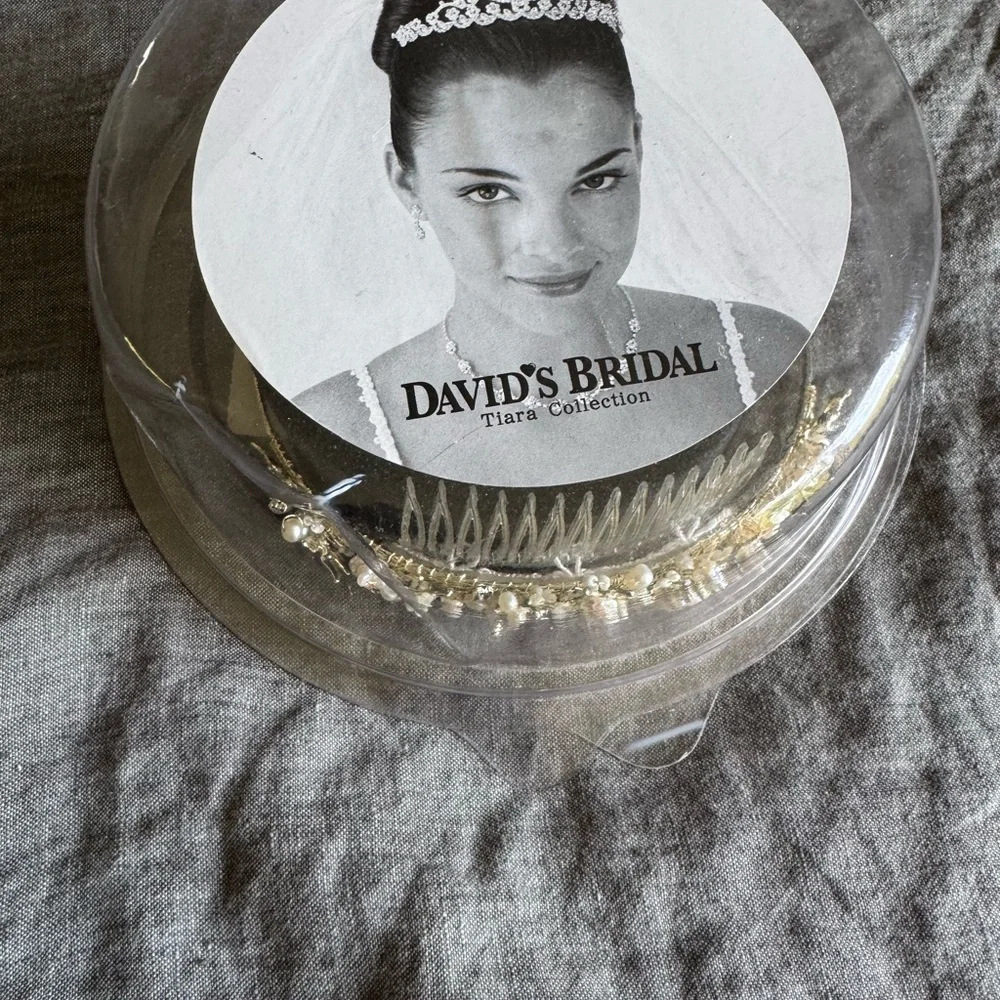 Elegant Gold and Cream Floral Tiara - Picture 6 of 6